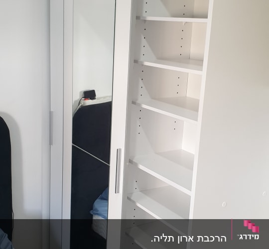 ארון בגדים עם דלתות הזזה ומדפים פנימיים
